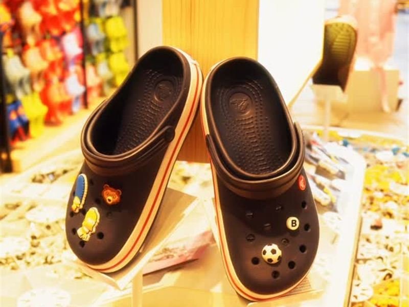Crocband com Jibbitz no expositor da loja